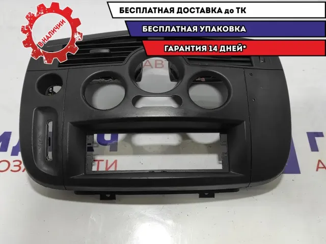 Накладка центральная в торпедо Renault Scenic 2 8200554454. Дефект.