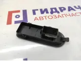 Накладка на кнопку стеклоподъемника передняя правая Renault Scenic 2 8200243559. Царапины.