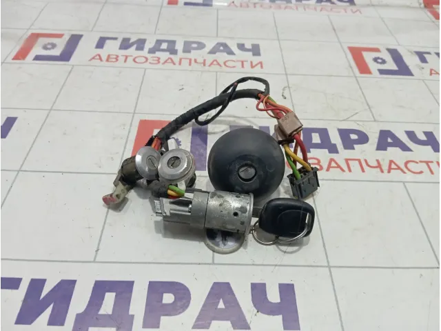 Замок зажигания Renault Symbol  7701471220