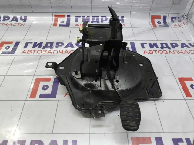 Педаль тормоза Renault Symbol  7701208136