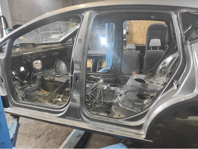 Порог со стойкой левый SEAT Leon (1P) 1P0809835
