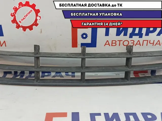 Решетка в бампер центральная Skoda Fabia 5J0853677.