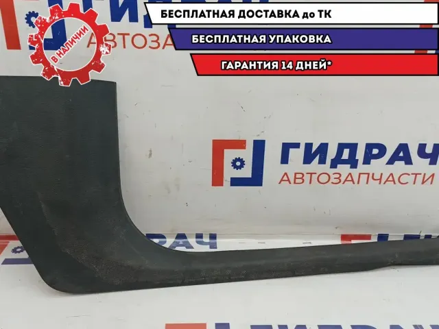 Накладка порога внутренняя передняя правая Skoda Fabia 5J7863484. Царапины.