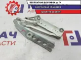 Петля капота левая Skoda Fabia 5J0823301.
