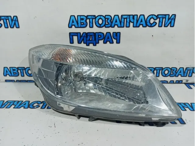 Фара правая Skoda Fabia 2 5J1941018C. Трещина.