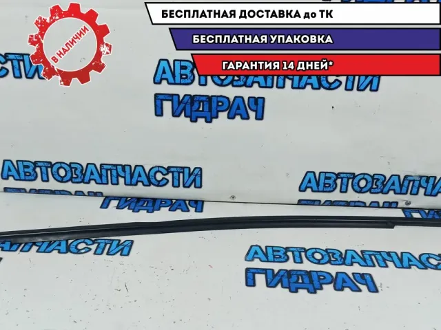Накладка стекла переднего левого Skoda Fabia 2 5J0837477A. Царапины.