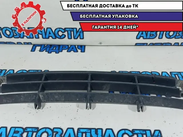 Решетка в бампер центральная Skoda Fabia 2 5J0853677A.
