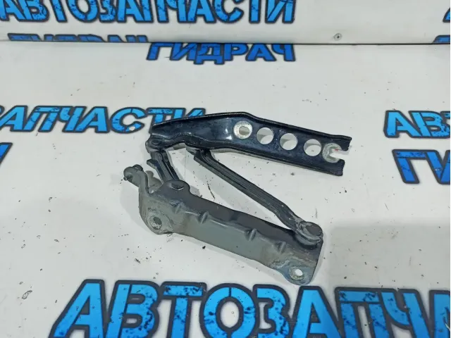Петля капота левая Skoda Fabia 2 5J0823301.