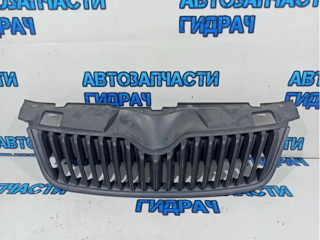 Решетка радиатора Skoda Fabia 2 5J0853668B.