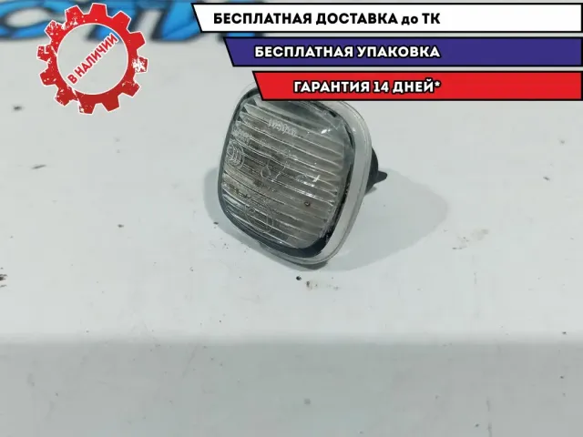 Повторитель на крыло белый Skoda Fabia 2 1U0949127B.