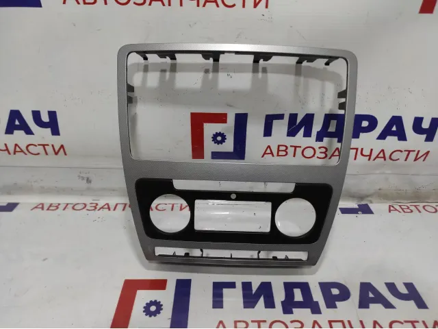 Рамка магнитолы Skoda Octavia (A5) 1Z0858069AA.
