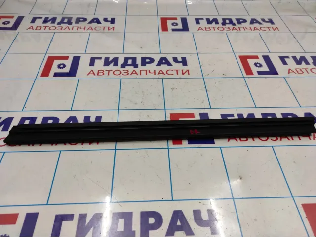 Уплотнитель стекла заднего правого Skoda Octavia (A5) 1Z5839479C.