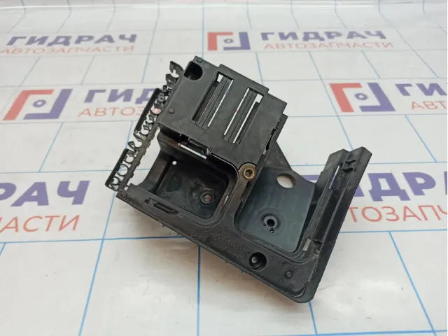 Кронштейн блока предохранителя Skoda Octavia (A5) 1K0907361C.
