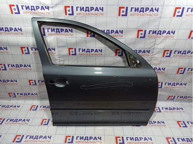 Дверь передняя правая Skoda Octavia (A5) . Царапина.