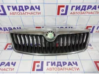 Решетка радиатора Skoda Octavia (A5) 1Z0853668A. Дефект.