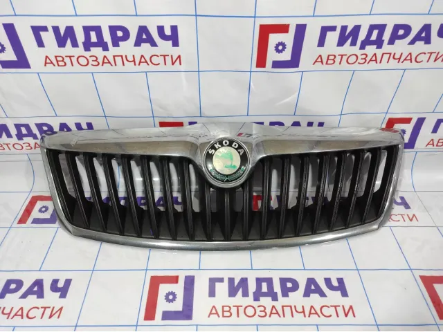 Решетка радиатора Skoda Octavia (A5) 1Z0853668A. Дефект.