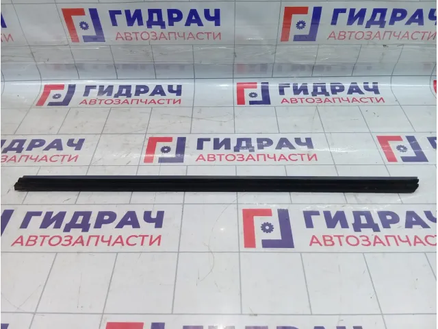 Уплотнитель стекла двери передний левый Skoda Octavia (A7) 5E0837479