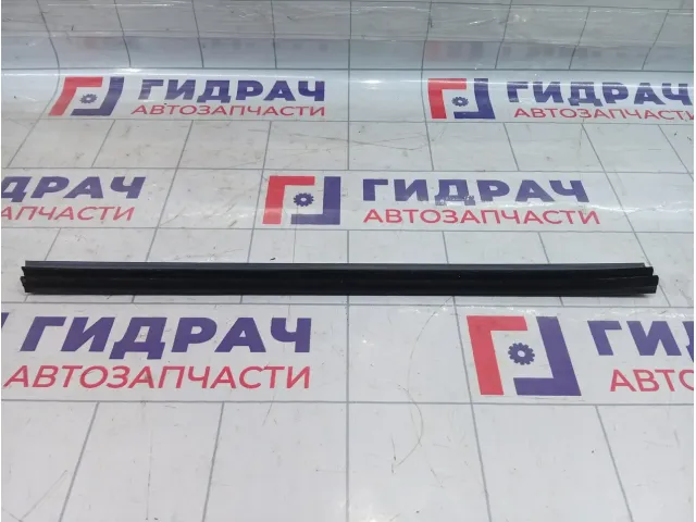 Уплотнитель стекла двери задний правый Skoda Octavia (A7) 5E5839480