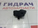 Активатор замка крышки бензобака Skoda Octavia (A7) 7P0810773D