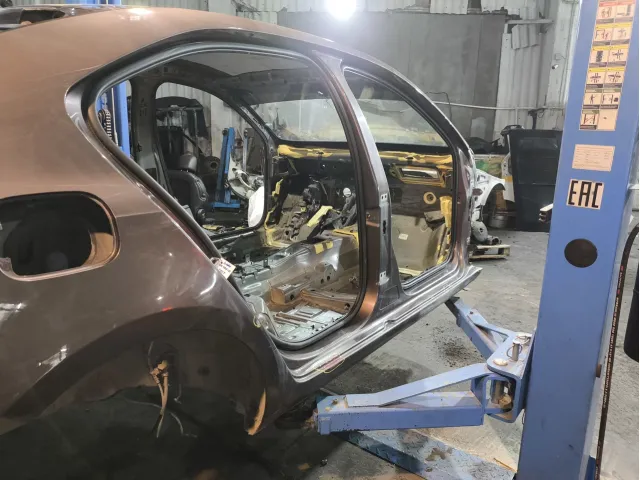 Порог со стойкой правый Skoda Octavia (A7) 5E5809602C