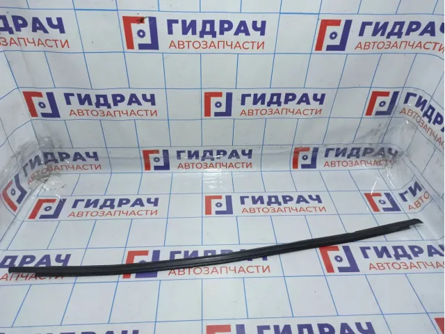 Накладка стекла переднего правого Skoda Octavia (A7) 5E08374785AP