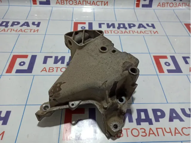 Кронштейн двигателя правый Skoda Octavia (A7) 04E199275