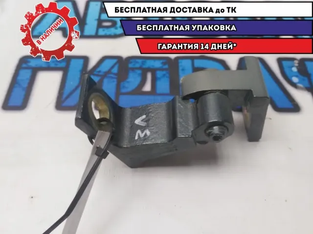 Петля двери задняя левая Skoda Rapid 8K0831401P Отличное состояние
