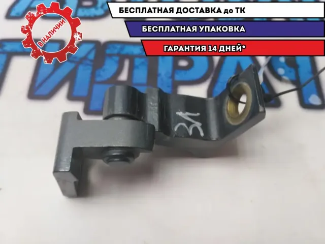 Петля двери задняя левая Skoda Rapid 8K0831401K Отличное состояние