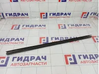 Уплотнитель стекла переднего правого Skoda Rapid (NH3) 5JA837480B