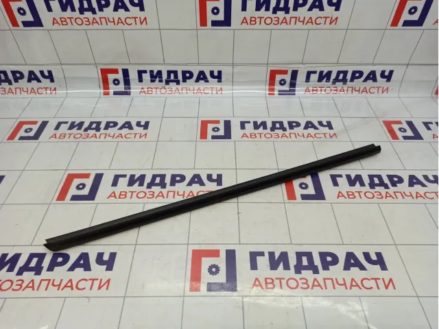 Уплотнитель стекла переднего правого Skoda Rapid (NH3) 5JA837480B