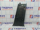 Обшивка стойки средней левой нижняя Skoda Rapid (NH3) 5JA867281B. Потертость.