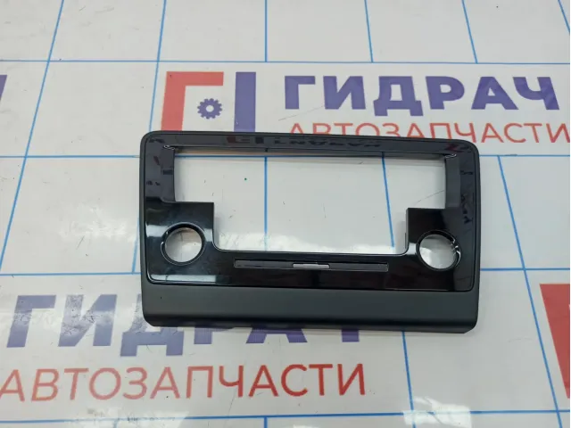 Накладка магнитолы Skoda Rapid (NH3) . Потертость.