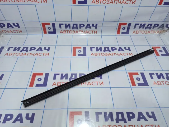 Уплотнитель стекла двери передней правой Skoda Rapid (NH3) 5JA837480B.