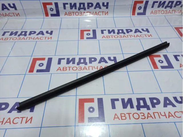 Уплотнитель стекла двери задней левой Skoda Rapid (NH3) 5JA839479B.