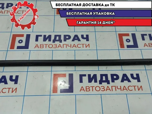Уплотнитель стекла двери переднего левого Skoda Rapid 5JA837479B.