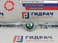 Молдинг капота Skoda Superb 2 3T0853633. Дефект хрома.