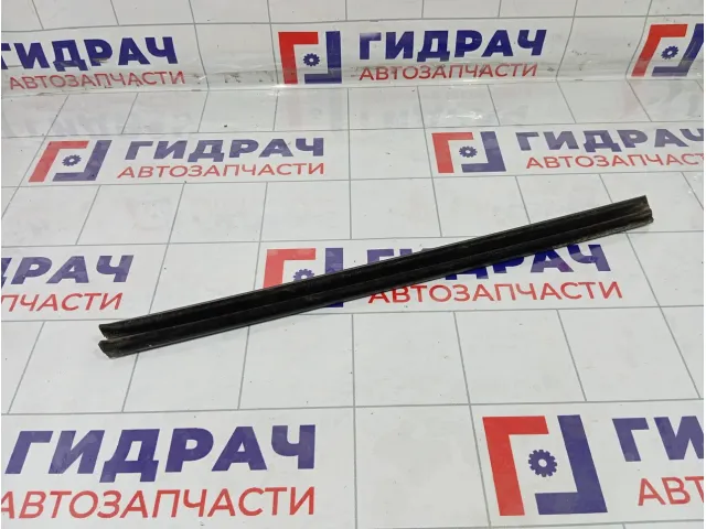 Уплотнитель стекла заднего левого Skoda Superb 3T5839479