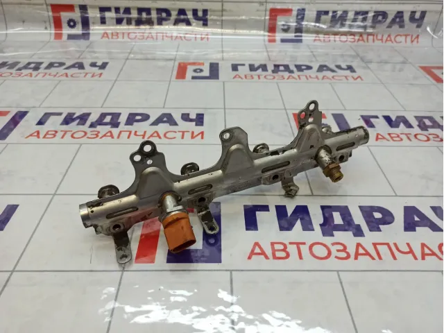 Топливная рампа (топливная рейка) Skoda Superb 06J133317M