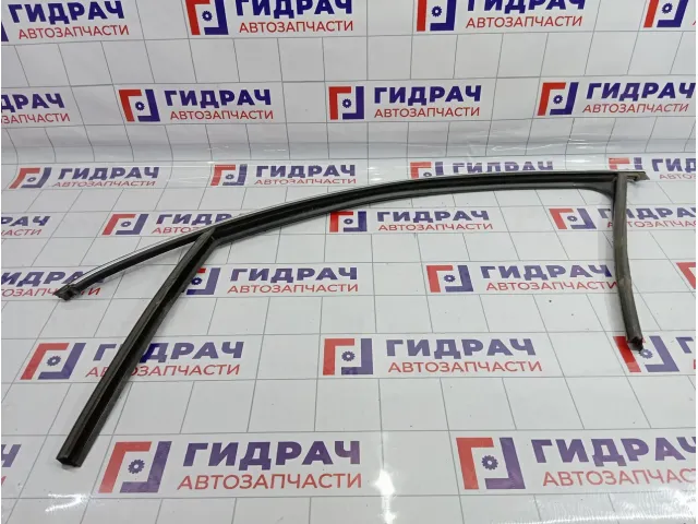 Уплотнитель стекла двери передней левой Skoda Superb (3T) 3T0837431E