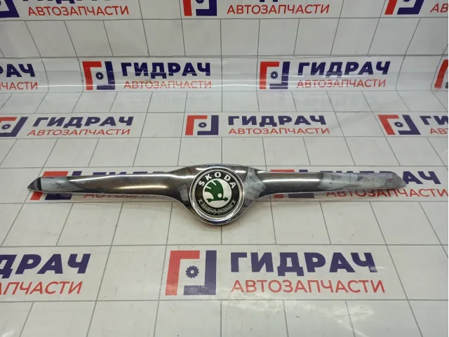 Накладка на решетку радиатора Skoda Superb (3T) 3T0853633