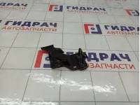 Крючок капота Skoda Yeti 5L0823480