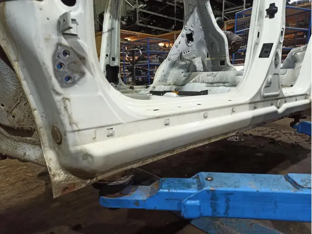 Порог со стойкой левый Ssang Yong Actyon New . Коррозия.