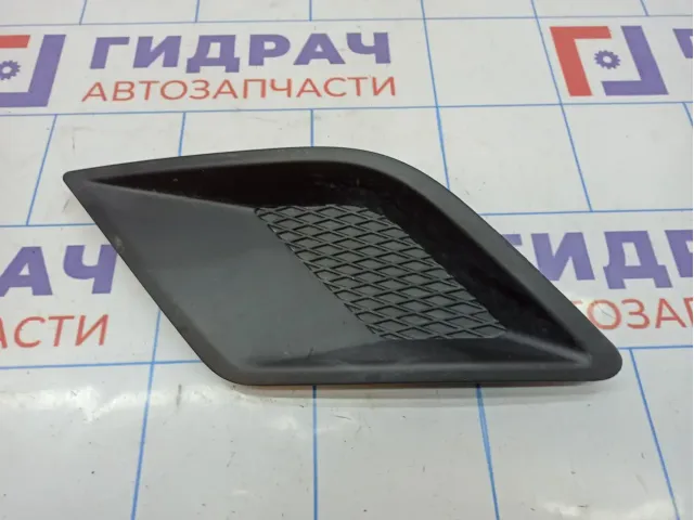 Заглушка бампера левая Ssang Yong Actyon New 8320134101. Дефект.