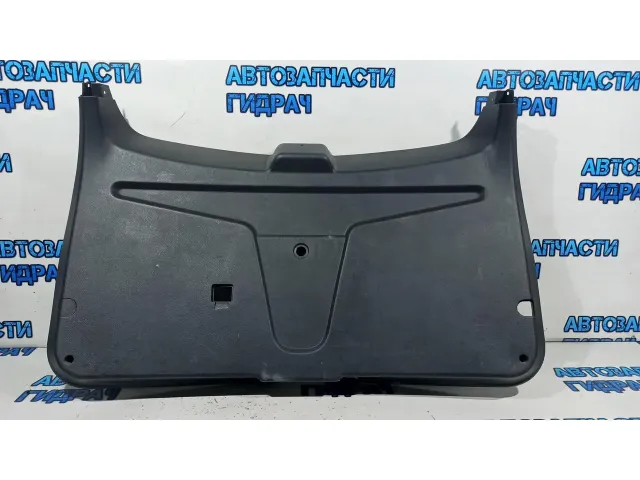 Обшивка двери багажника нижняя Ssang Yong Kyron 7381009003ABQ. Царапины.