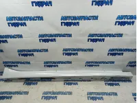 Накладка порога правая Toyota Camry XV70, 9 поколение  7585106360. Царапины.