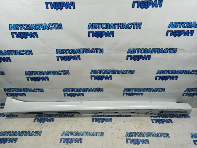 Накладка порога правая Toyota Camry XV70, 9 поколение  7585106360. Царапины.