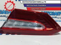 Фонарь задний внутренний правый Toyota Camry XV70, 9 поколение 8158033320. Дефект. Трещина.