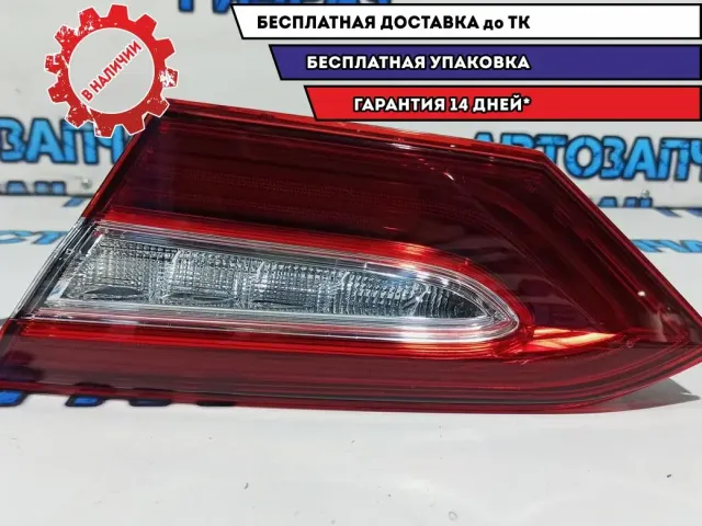 Фонарь задний внутренний правый Toyota Camry XV70, 9 поколение 8158033320. Дефект. Трещина.