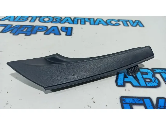 Накладка лобового стекла левая Toyota  Rav 4 XA40 53867-42020 Царапины.