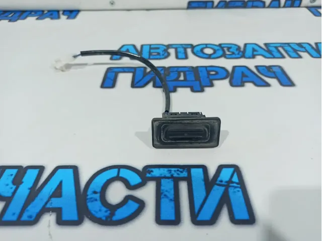 Кнопка открывания багажника Subaru Tribeca.